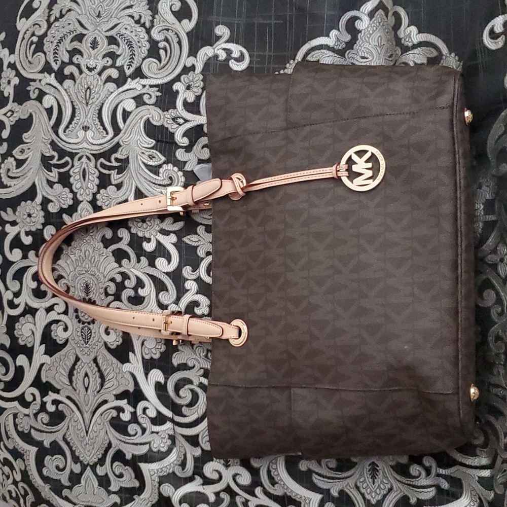 Michael Kors Extra Large (18 inches) Logo Jet Set Tote Bag with Gold Hardware